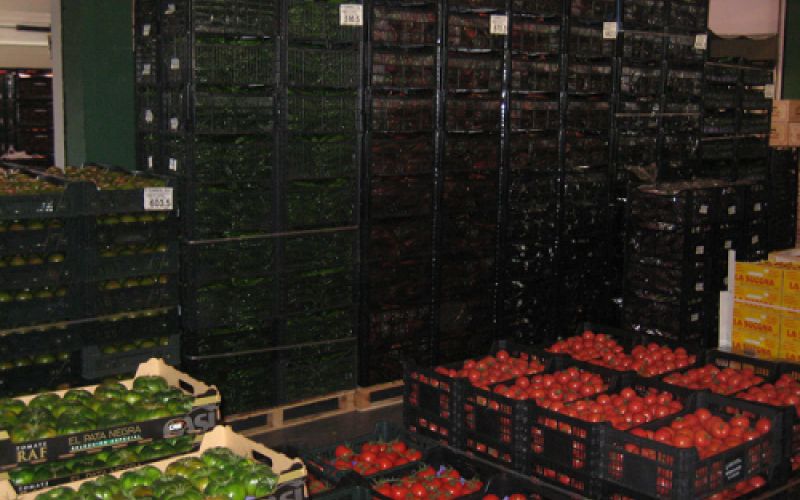 Cajas de verduras en almacén