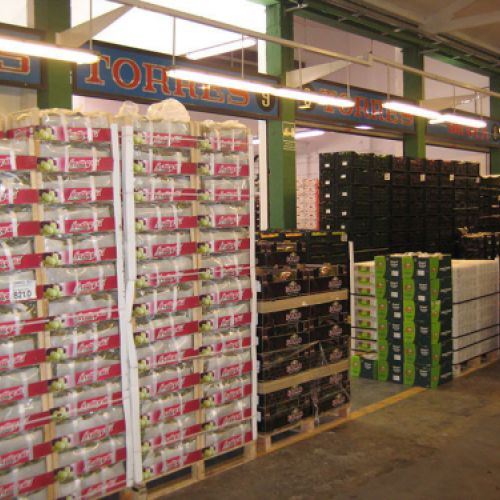 Porta principal del lloc amb rètol a la part superior