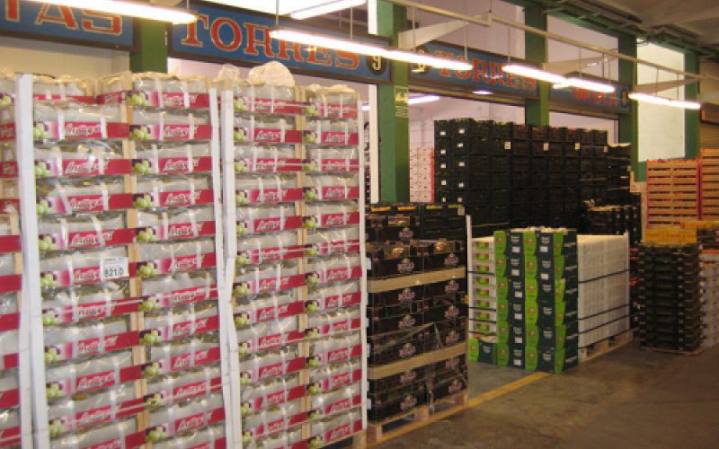 Puerta principal del puesto con letrero en parte superior