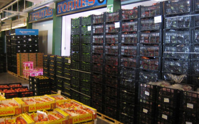 Almacén con letrero en parte superior