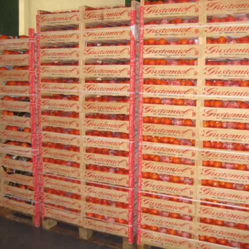 Magatzem amb caixes de fruites