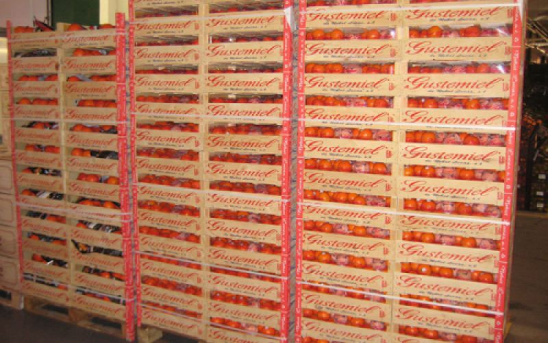 Almacén con cajas de frutas