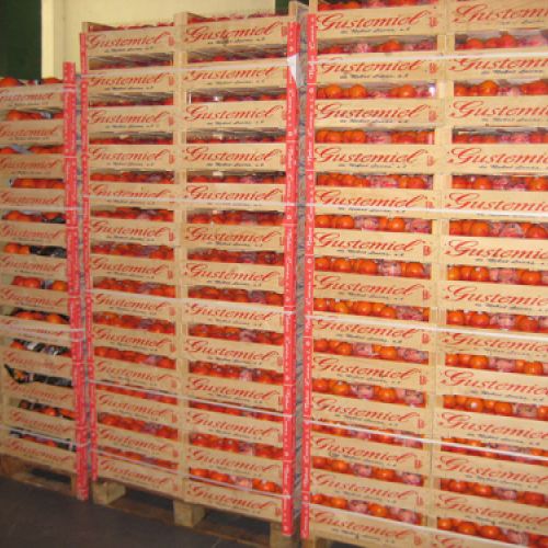 Almacén con cajas de frutas