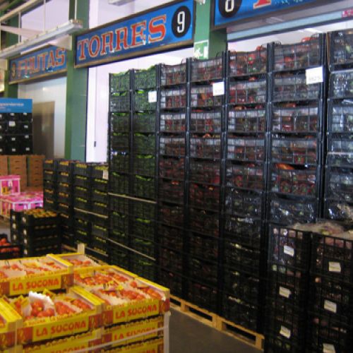 Almacén con letrero en parte superior